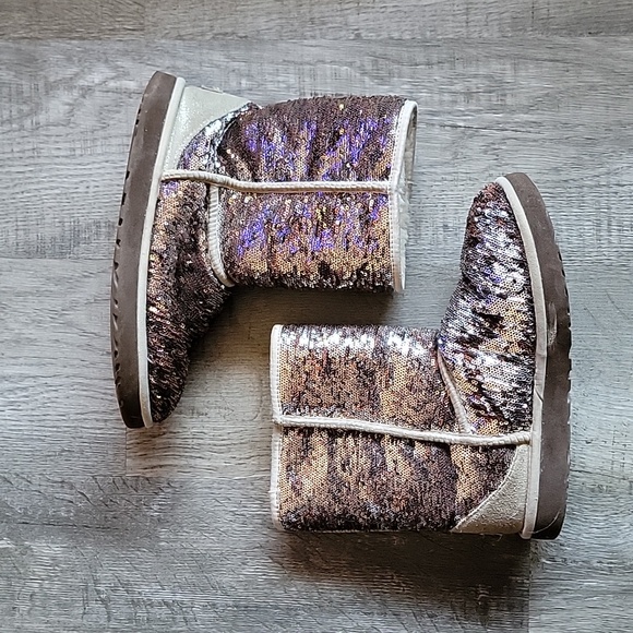 Women's size 10 Gold/Bronze Sequins Uggs - Picture 2 of 5